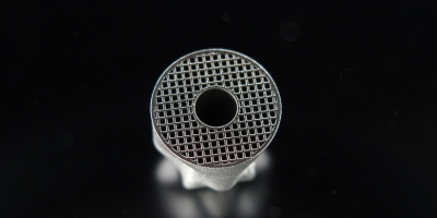 Profilansicht eines 3D-gedruckten Metallkörpers mit sichtbarer Gitterstruktur im Laser Sintering Verfahren