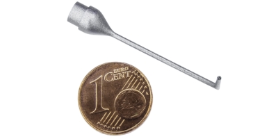 Miniatur-Metallsonde aus 3D-Metalldruck im Laser Sintering Verfahren neben einer Cent-Münze als Größenvergleich