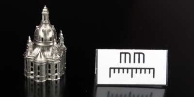 Miniaturmodell der Frauenkirche aus 3D-Metalldruck im Laser Sintering Verfahren neben einer 1-cm-Skala