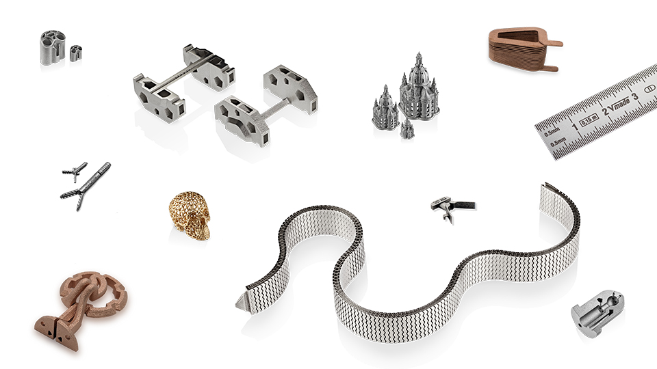 Verschiedene 3D-gedruckte Bauteile neben einem Lineal zur Darstellung des Maßstabs